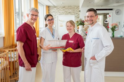 Gruppenfoto von Prim. Dr. Florian Degenhart, Stationsleiterin DGKPin Lena Bögl und zwei ÄrztInnen der Kinderklinik Dritter Orden Passau auf der Geburtshilfe Station