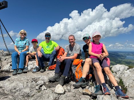Pia Neundlinger und ihre Familie beim Wandern