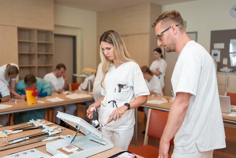 Studentin versucht sich an Schlüsselloch-Technik-Simulator