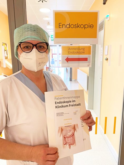 Mitarbeiterin mit Aufklärungsbogen