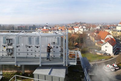 Blick auf Kühlanlage am Dach