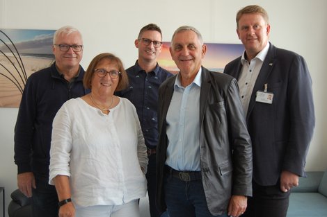 Bürgermeister und 4 weitere Personen in der psychiatrischen Tagesklinik