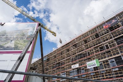 Blick auf den Rohbau mit Gleichenbaum am Dach