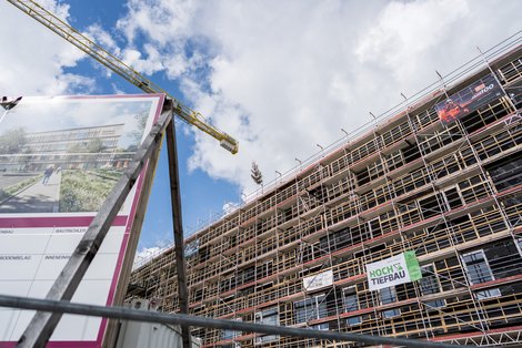 Blick auf den Rohbau mit Gleichenbaum am Dach