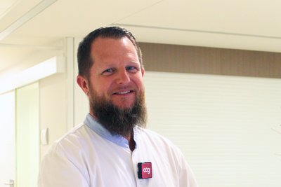 DGKP Michael Kerschhofer steht an einem mobilen Visitenwagen auf der Station für Unfallchirurgie und Orthopädie.