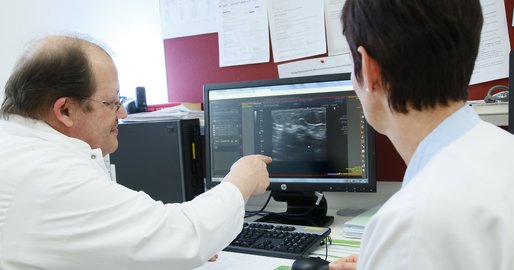 2 Mitarbeiter des Brustzentrums begutachten am Bildschirm Ultraschallbild