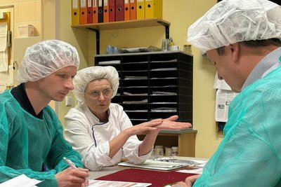 Küchenteam berät über Notfallplänen
