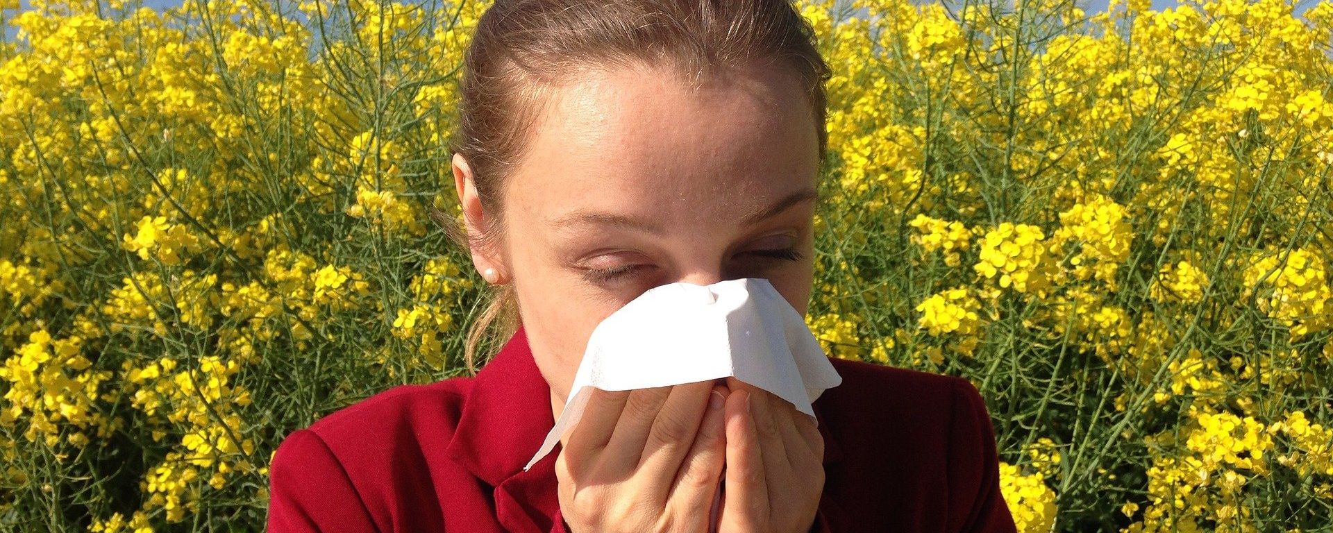 Person muss aufgrund einer Allergie Niesen. 