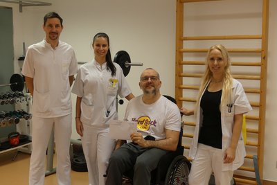 Team der Physio übergibt Spende an Patienten im Rollstuhl