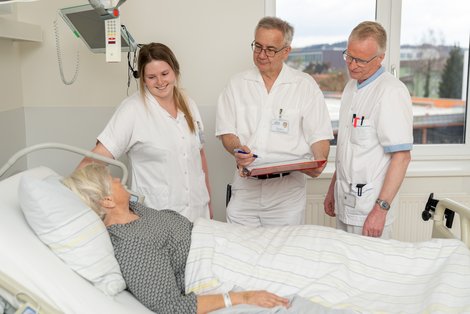 MitarbeiterInnen am Krankenbett