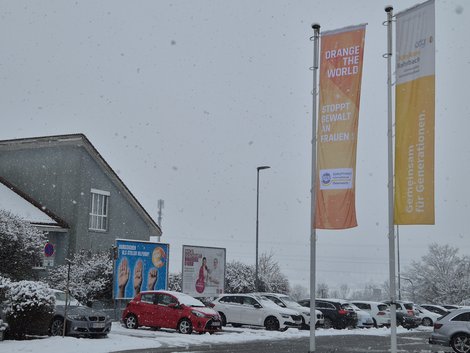 Orange the World Flaggen vor Klinikum Rohrbach