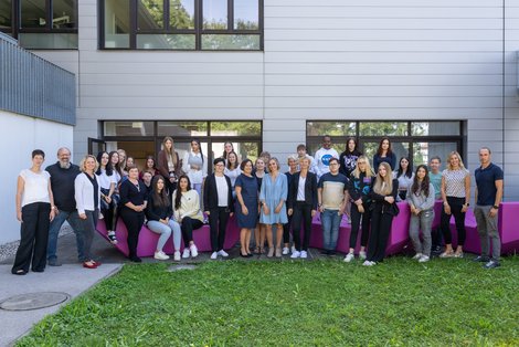 Gruppenfoto der ersten Klasse PflegestarterInnen in Kirchdorf mit LehrerInnen