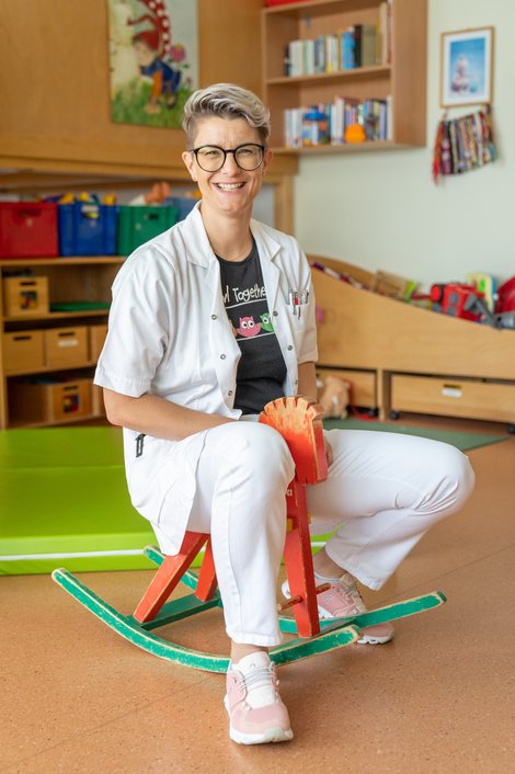 Pia Neundlinger sitzt auf Schaukelpferd