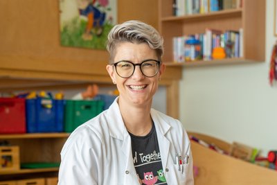 Pia Neundlinger sitzt auf Schaukelpferd