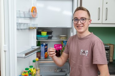 Nachhaltigkeitssticker an Kühlschrank geklebt