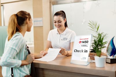 1450 Check In - Patientin bei der Anmeldung