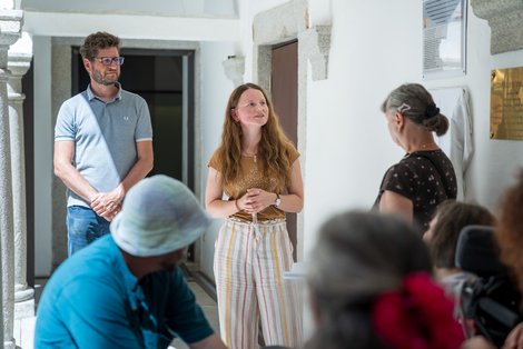LPBZ-Geschäftsführerin Mag.a(FH) Christina Schwarzberger mit dem Leiter des Lern- und Gedenkortes Schloss Hartheim, Mag. Florian Schwanninger bei der Enthüllung der Gedenktafel zur Erinnerung an die während der NS-Zeit umgekommenen BewohnerInnen von Schloss Gschwendt.