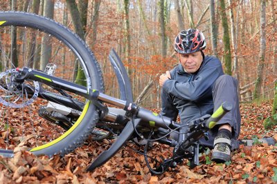 Radfahrer nach Sturz im Wald