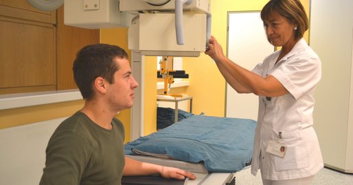 Hand eines Patienten wird geröntgt