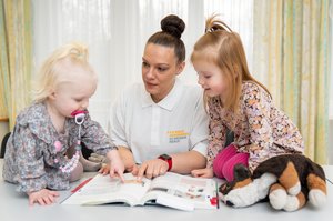 Auszubildende mit ihren Kindern