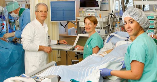 3 Mitarbeiter an einem Intensivbett