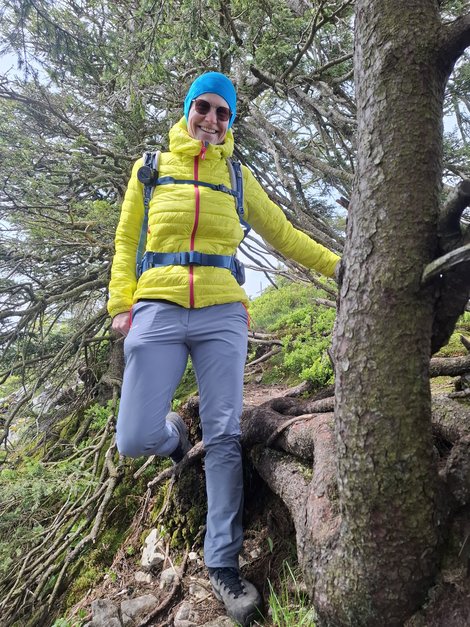 Ruth Bahmann im Wanderoutfit und Rucksack im Wald