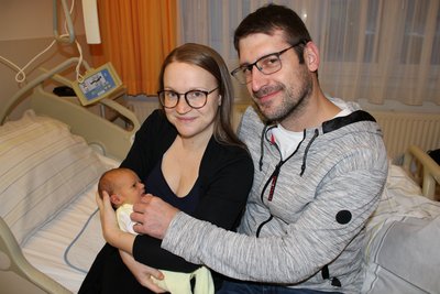 Schärdings Neujahrsbaby Alexander mit seinen stolzen Eltern