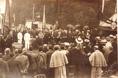 Schwarz-weiß Foto mit vielen Gästen bei Grundsteinlegung durch Kaiser