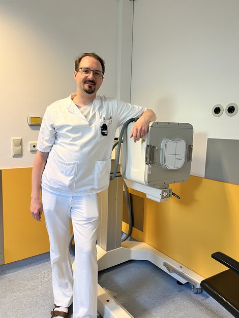 Radiologietechnologe Harald Brunner steht neben einem Röntgengerät im Pyhrn-Eisenwurzen Klinikum Steyr.