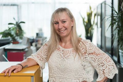 Portrait von Sylvia Hollnsteiner in ihrem Büro