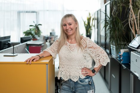 Portrait von Sylvia Hollnsteiner in ihrem Büro