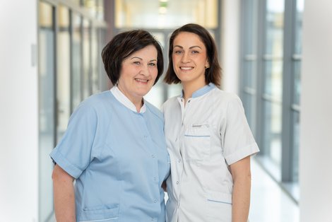 DGKPin Verena Leiter und ihre Mutter Pflegeassistentin Manuela Stöglehner schätzen beide die Arbeit im Klinikum Freistadt und die besondere Verbundenheit, die sie durch ihren gemeinsamen Beruf erleben.