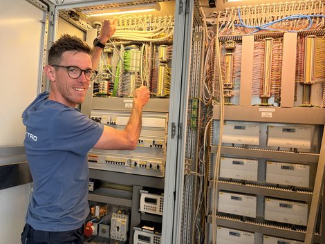 Dominik Schickmair bei der Arbeit an einem Sicherungskasten