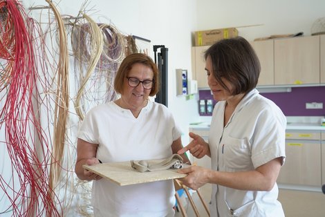 Ärztin und Ergotherapeutin im Gespräch