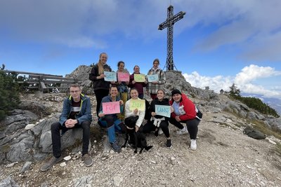 Die PFA-Auszubildenden mit ihren PädagogInnen nach der Wanderung beim Gipfelkreuz auf der „Katrin“  – so schön kann Unterricht im Salzkammergut sein