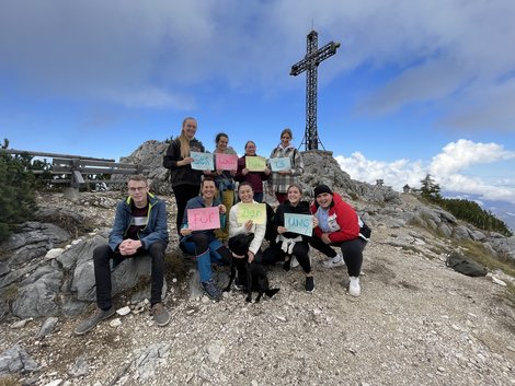 Die PFA-Auszubildenden mit ihren PädagogInnen nach der Wanderung beim Gipfelkreuz auf der „Katrin“  – so schön kann Unterricht im Salzkammergut sein
