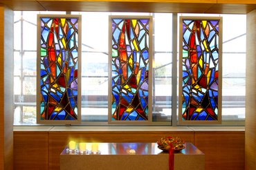 3 Glasbilder hinter dem Altar