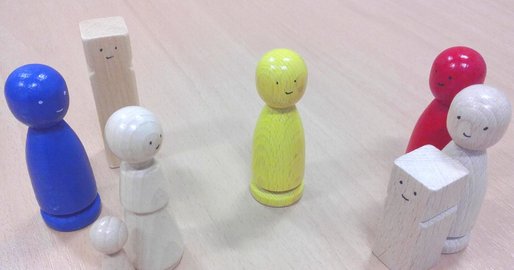 Aufstellung mit Hilfe von Holzfiguren