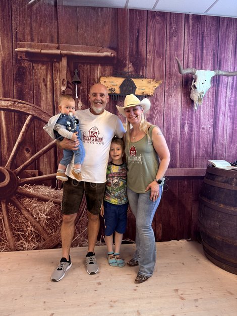 Familienfoto von Sylvia Hollnsteiner, ihrem Mann und ihren zwei Söhnen in ihrer Line Dance Schule Holly's Barn