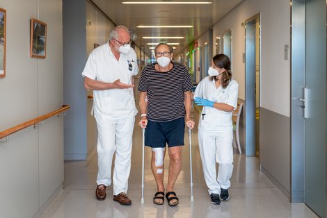Gemeinsam für das beste Heilungsergebnis – Orthopädie und Physikalische Medizin arbeiten eng zusammen, um das beste Ergebnis für PatientInnen erzielen zu können. V.l.n.r.: Prim. Dr. Vinzenz Auersperg, Physiotherapeutin Hanna Müller und Patient Werner Mitterhauser 