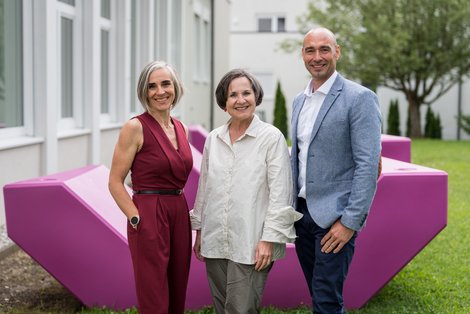 Gruppenfoto mit Garten im Hintergrund