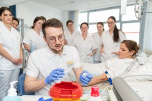 Auszubildende mit Medikamenten