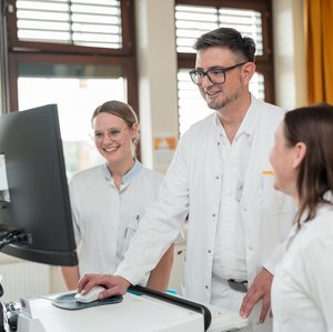 Prim. Piringer mit Pflegemitarbeiterinnen