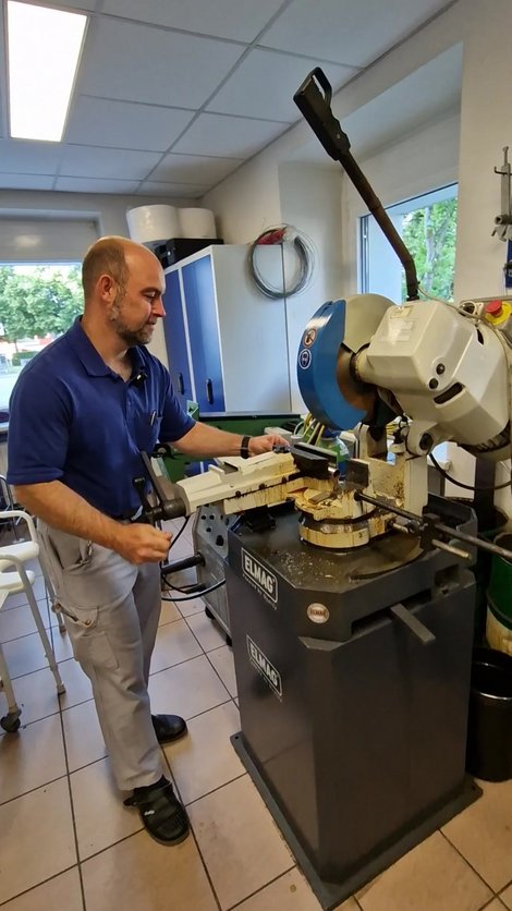 Florian Kirchmayr bei der Arbeit an einer Maschine in der Werkstatt