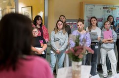 SchülerInnen besuchen im Klinikum Schärding die Selbsthilfestände und hören interessiert zu