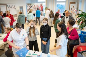 Infonachmittag - viele Besucher an Stationen