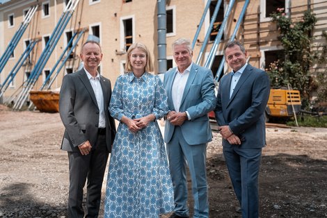 Gruppenbild vor Baustelle
