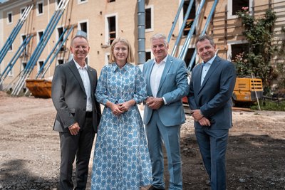Gruppenbild vor Baustelle