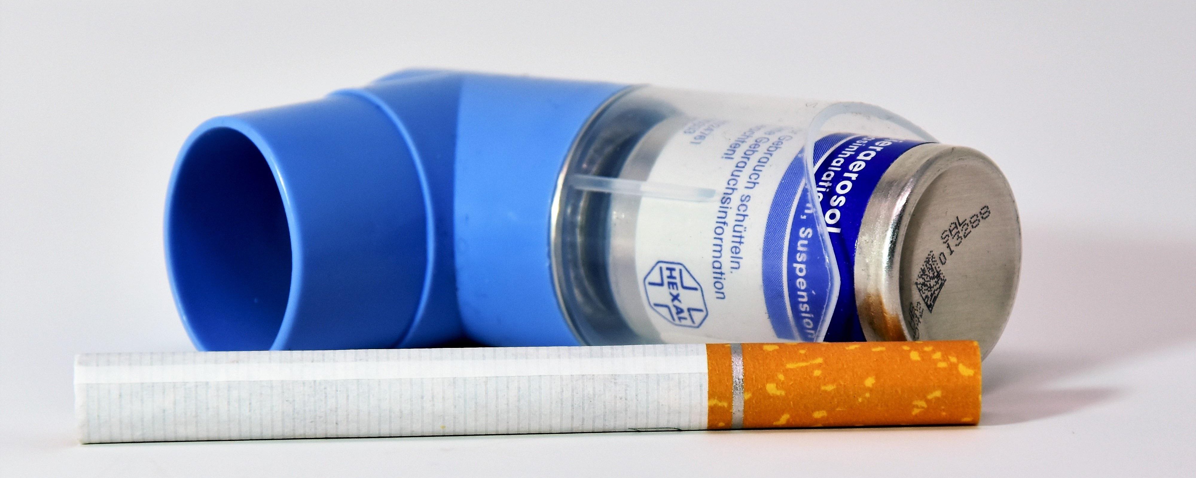 Symbolbild Zigarette und Asthmaspray