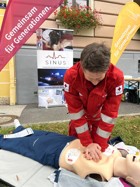Bildtext 4: OA Dr. Bernhard Schlenz während der Herzdruckmassage am Aktionstag